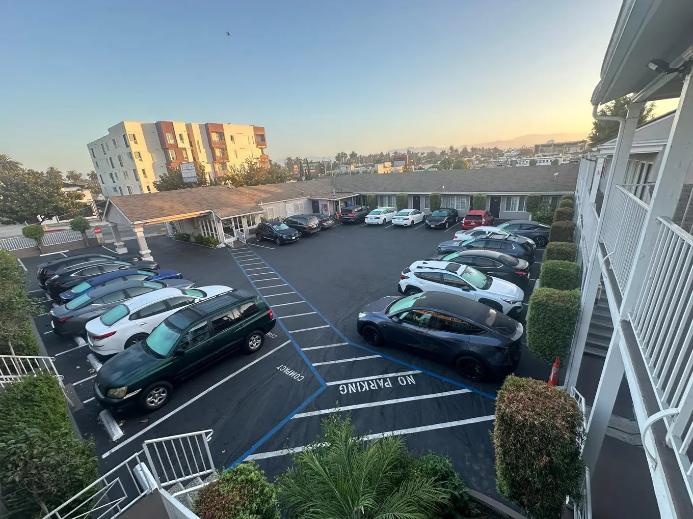 Welcoming exterior view of Friendship Motor Inn in Los Angeles