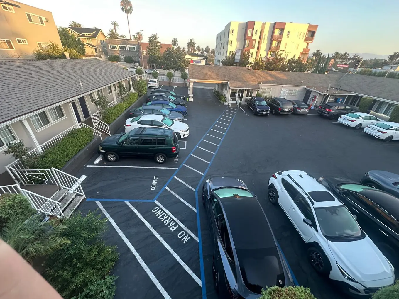 Exterior and parking area at Friendship Motor Inn Los Angeles